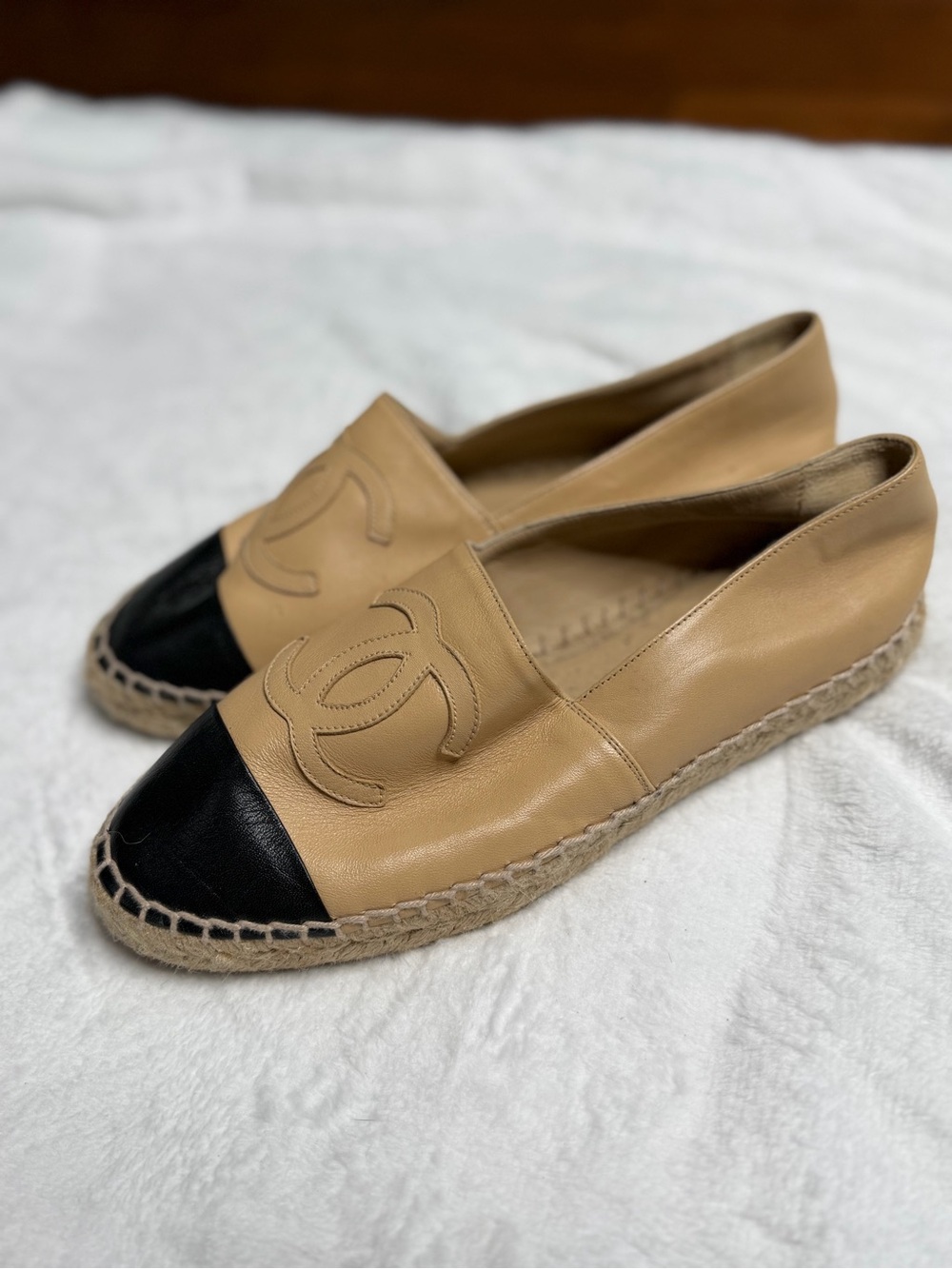 CHANEL Beige/Black Lambskin CC logo Espadrilles Flats | size 37 - Picture 5 of 8